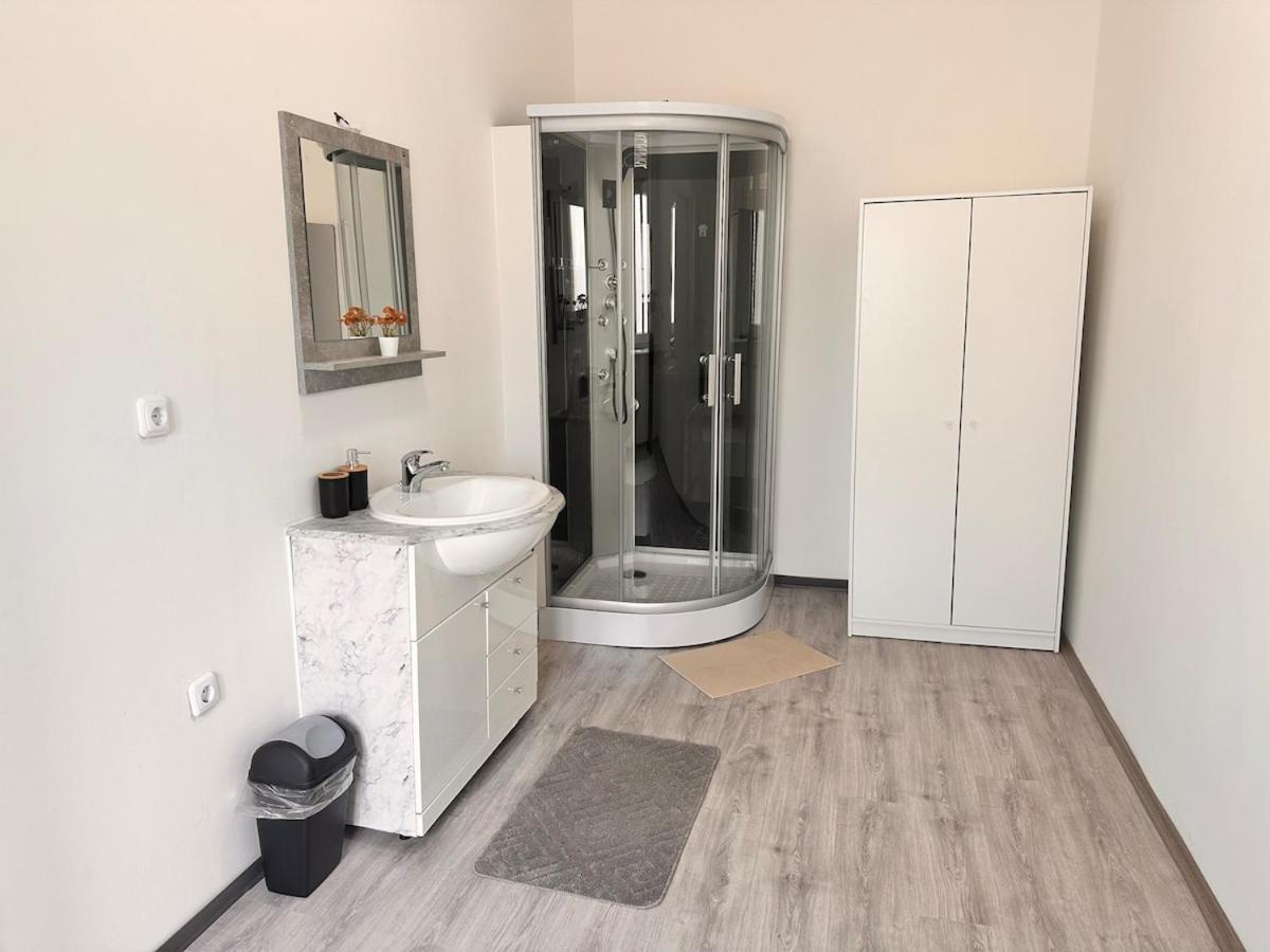 Spacious Netflix For Up To 4 People With Massage Shower Apartment