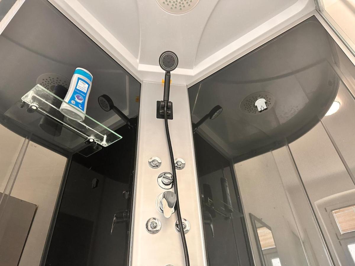 Apartment Spacious Netflix For Up To 4 People With Massage Shower *