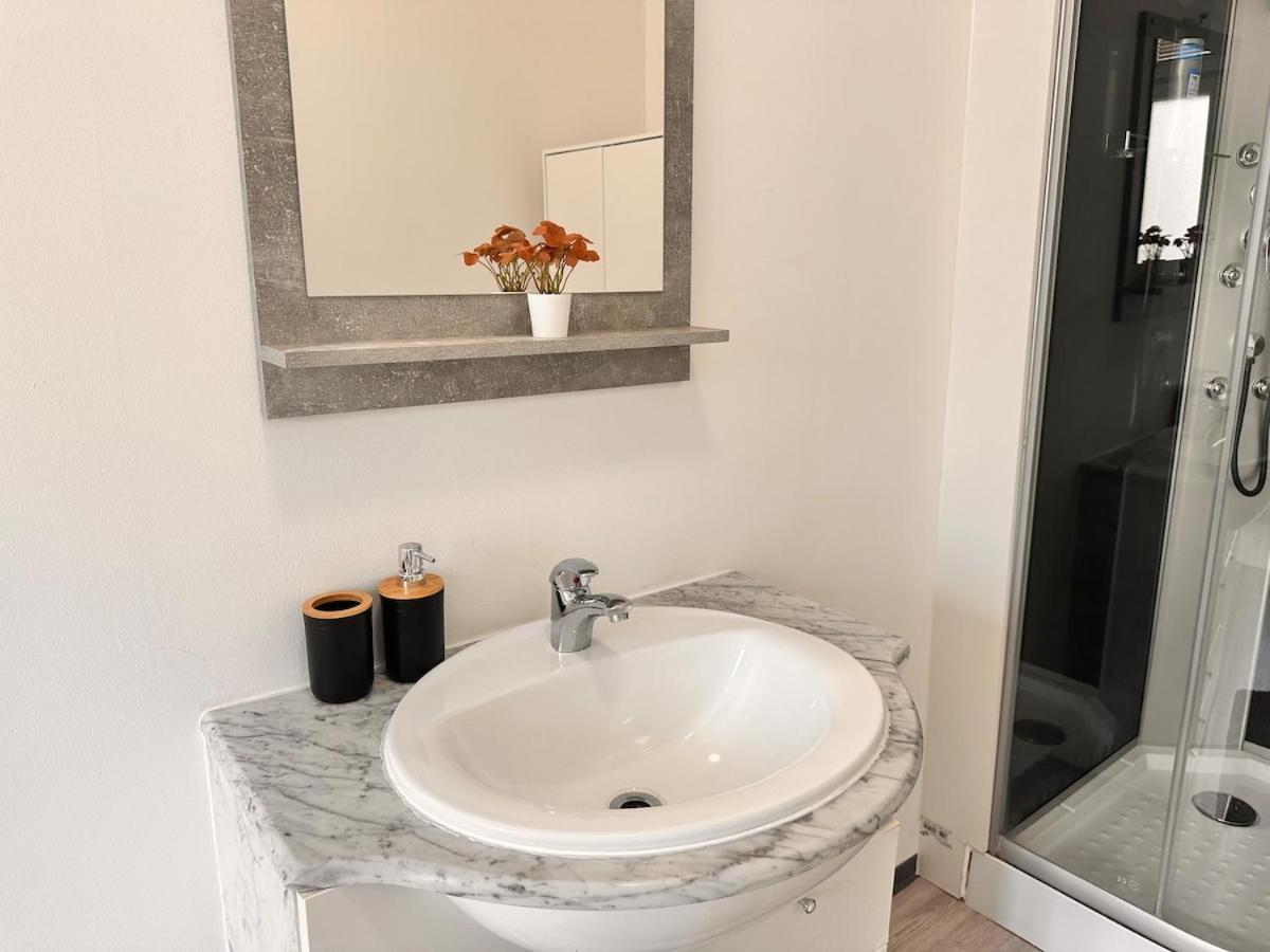 Spacious Netflix For Up To 4 People With Massage Shower