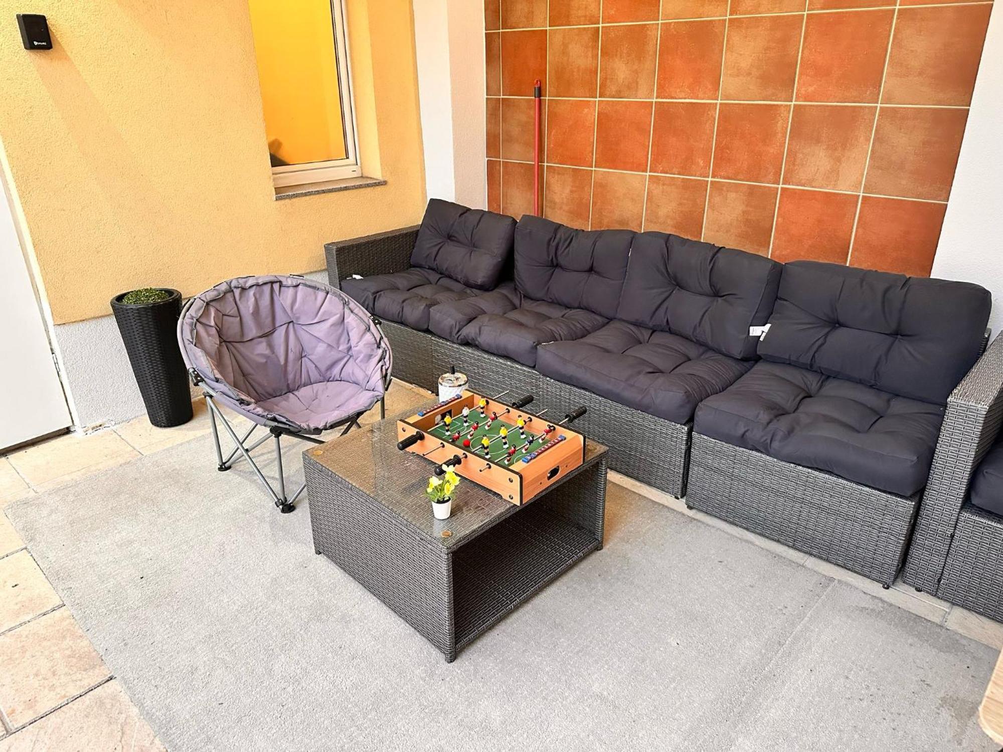 Spacious Netflix For Up To 4 People With Massage Shower Apartment
